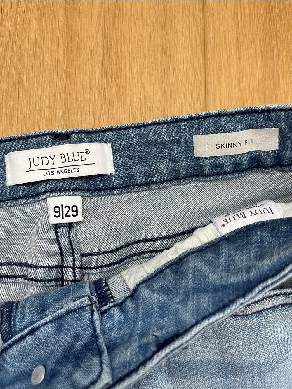Judy Blue Light Wash Skinny Jeggings with Raw Hem 9/29 - Picture 2 of 7